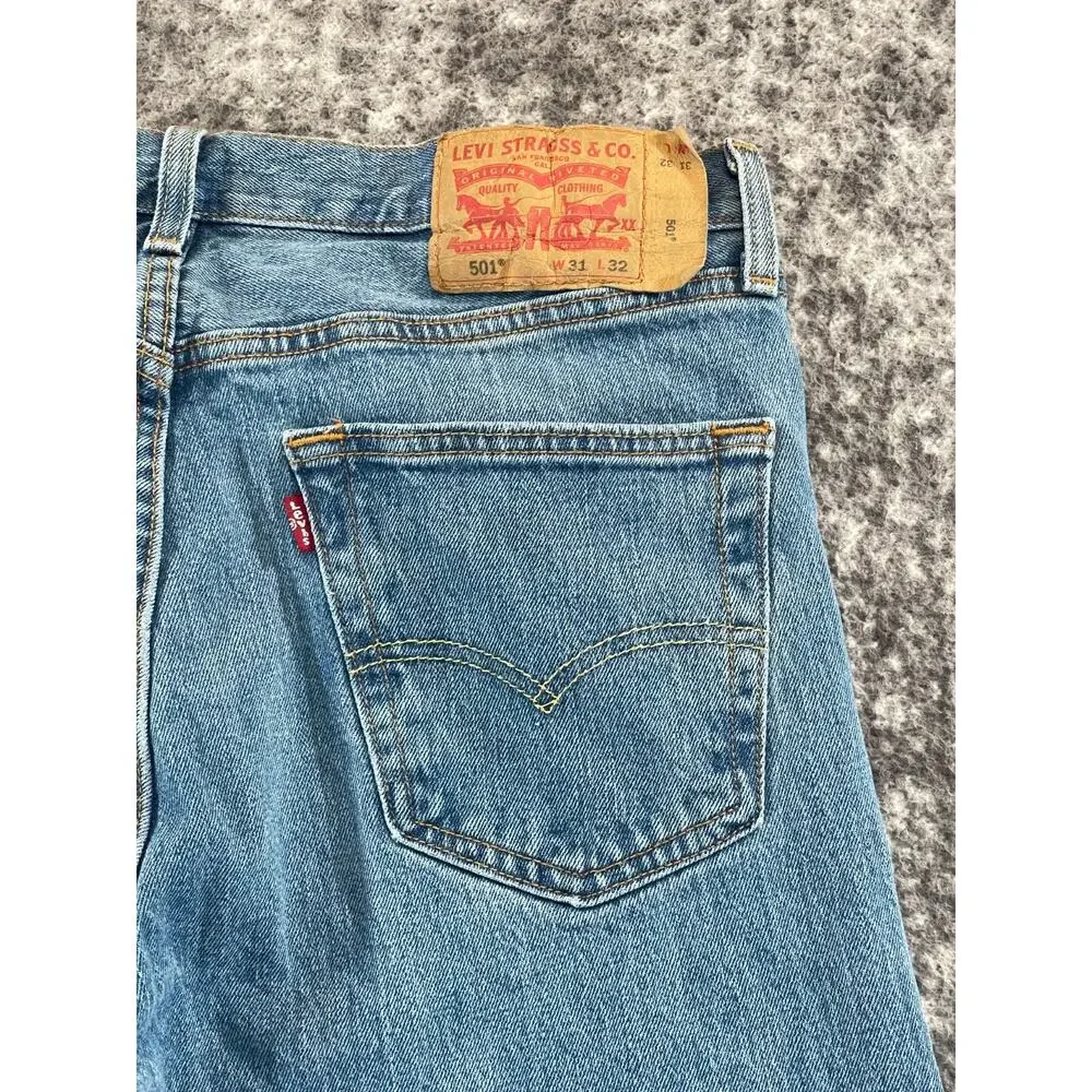 Levis Jeans Mens 31x32 Blue 501 Button Fly Straight Faded Denim Pants